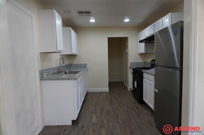 Building Photo - Cozy 2BD/1BA Home in Bakersfield's 93308 — Trash Included, Driveway & No Pets!