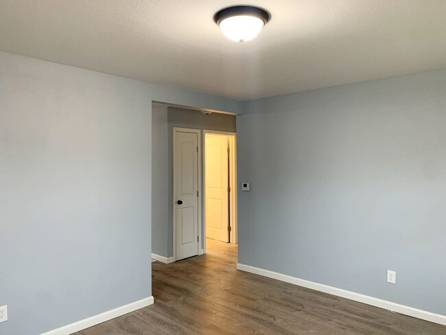 Foto del edificio - Remodeled throughout...356 E Edwardsville ...