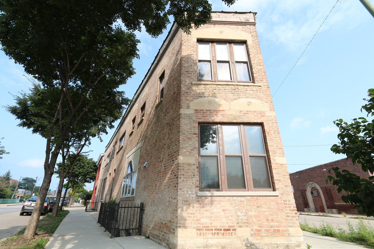 Foto principal - 2089 S Canalport Ave