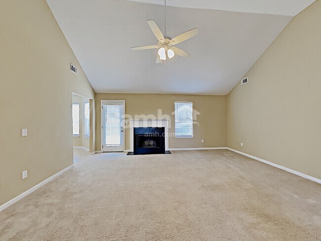 Foto del edificio - 702 Fletcher Dr