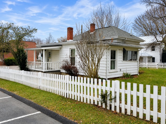 Building Photo - Perfect Location — Downtown Blacksburg, Walk to Campus!