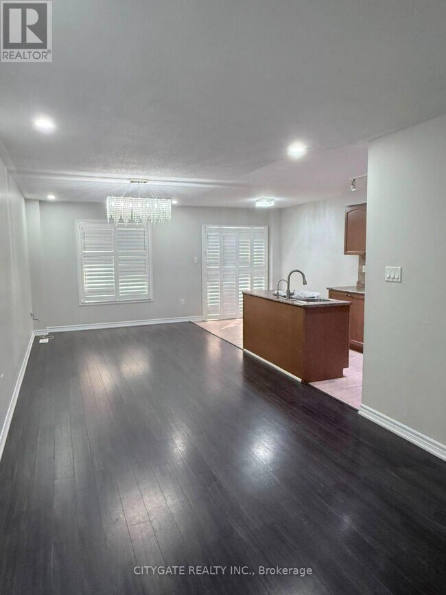 Building Photo - 124 Crystalview Crescent