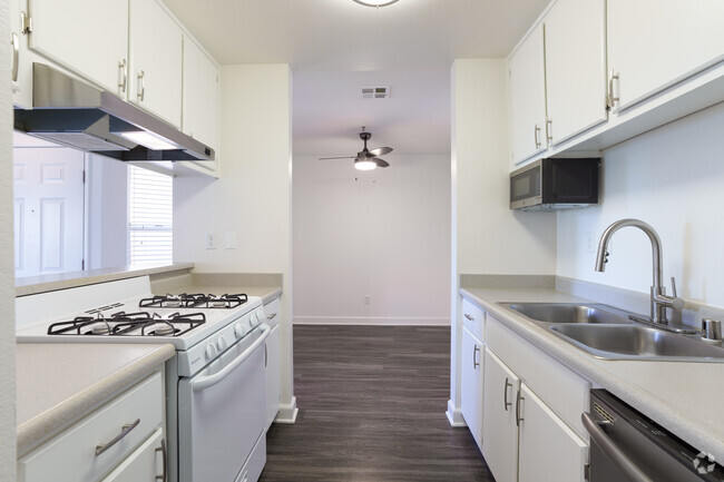 1BR, 1BA - 690SF - Kitchen - Chardonnay Gardens