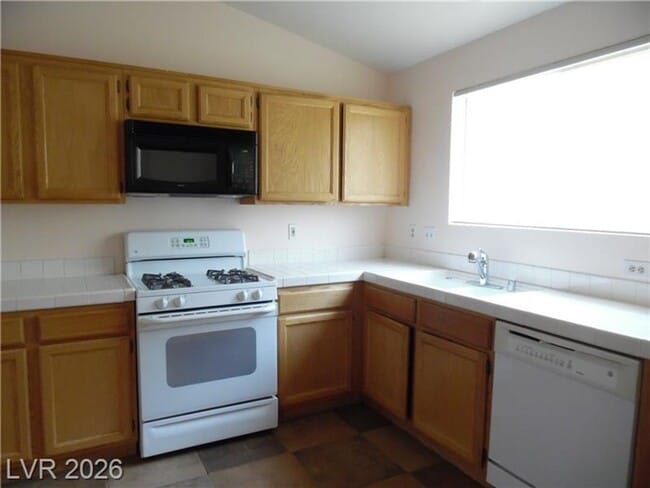 Foto del edificio - ONE STORY - 2 BEDROOM WITH 2 CAR GARAGE