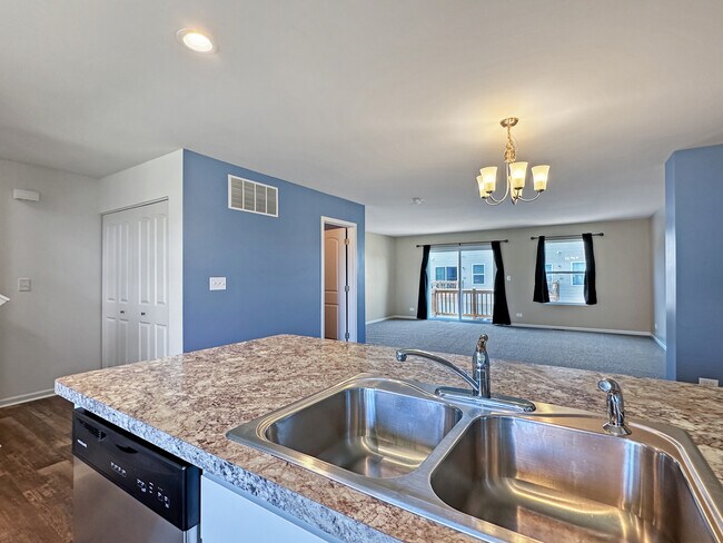 Building Photo - 2404 Aurora Dr