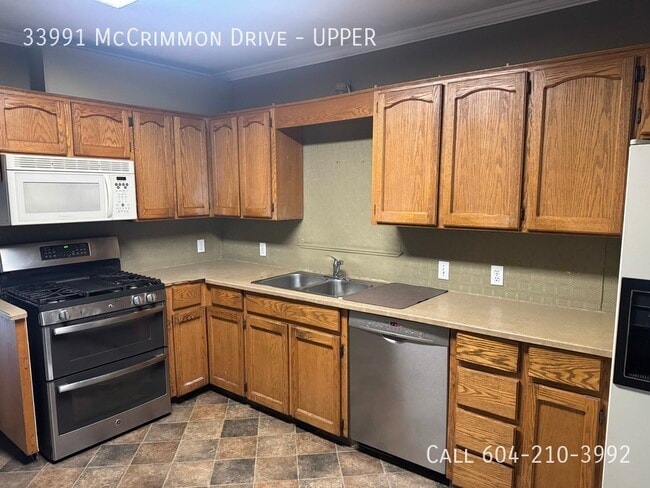 Building Photo - Large Upper Home