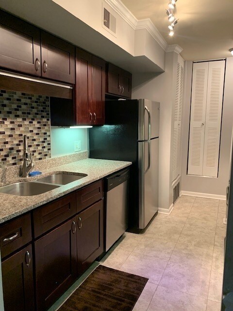 Building Photo - 550 Shorely Dr