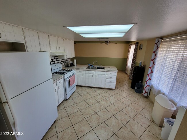 Foto del edificio - 8813 W MacKenzie Dr
