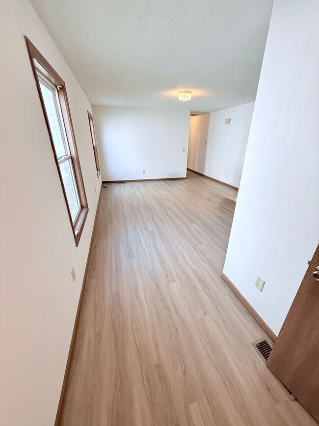 Foto del edificio - Great 3 Bed 2 Bath 2 Car Garage Flat Duplex- Pets ok!