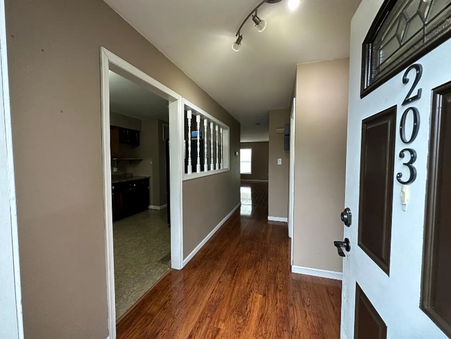 Building Photo - 203 Poplar Dr