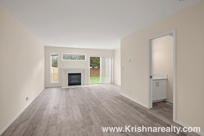 Foto del edificio - Charming 3 BD* 2.5 BA* Duplex **NEWLY RENOVATED** Located in Historic Orenco in the Elk Meadows C...
