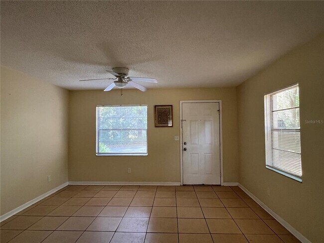 Building Photo - 5621 Peach Ave