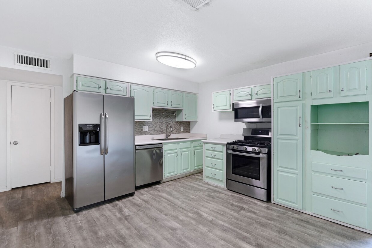 Primary Photo - 4 Bedroom House Located in Tempe!