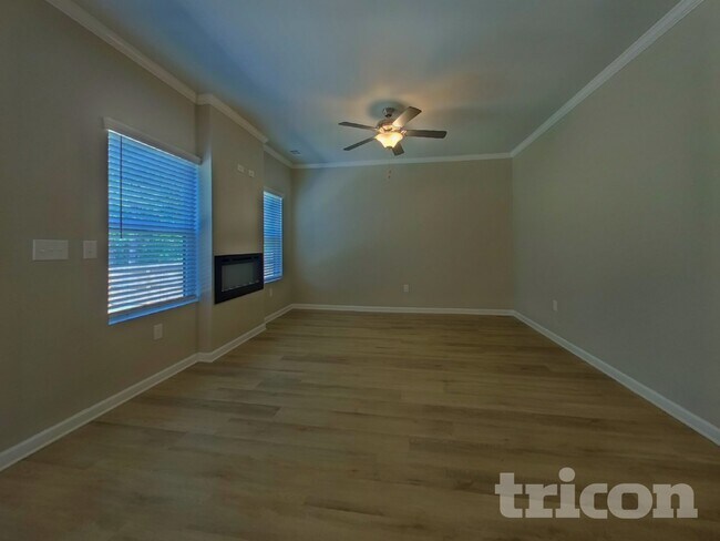 Foto del edificio - 831 Bryson Lake Cir