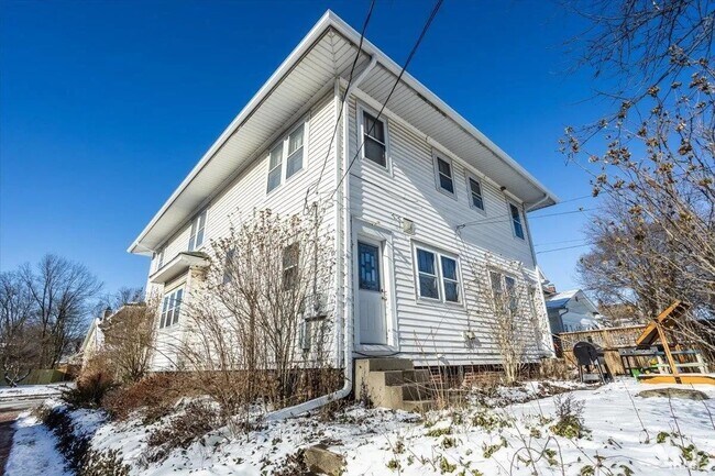 Building Photo - 823 S 9th St