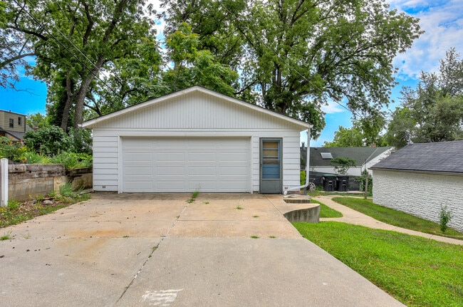 Building Photo - 2101 S 61st Ave