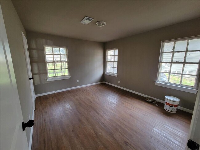 Building Photo - 5115 Enyart St