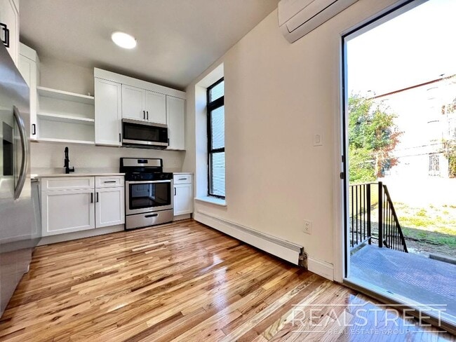 Building Photo - Charming 2 Bed 1.5 Bath Upper Duplex in Bu...