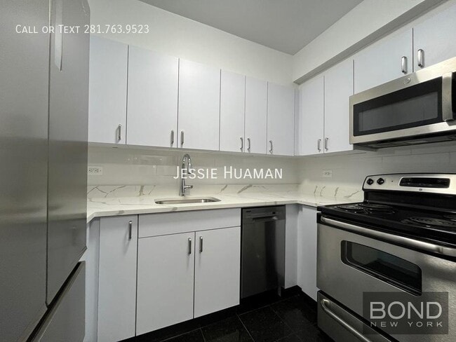 Building Photo - 219 E 69th St