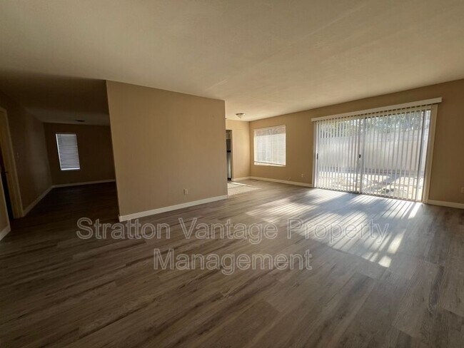 Building Photo - 1541 E McNair Dr