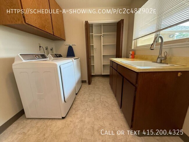 Building Photo - 740 Woodcrest Ln