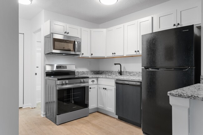 Building Photo - Westwood Apartments - SP Lafayette LLC