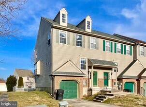 Building Photo - 229 Northdown Dr