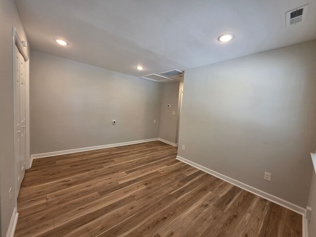 Building Photo - 516Vaughan Avenue