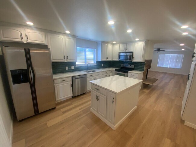 Foto del edificio - Beautiful Remodeled 3 bedroom in Tacoma WA...