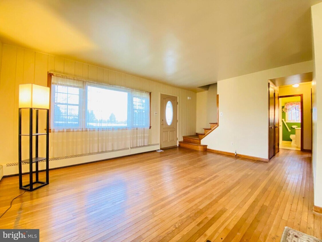 Primary Photo - 141 W Cherry Ln