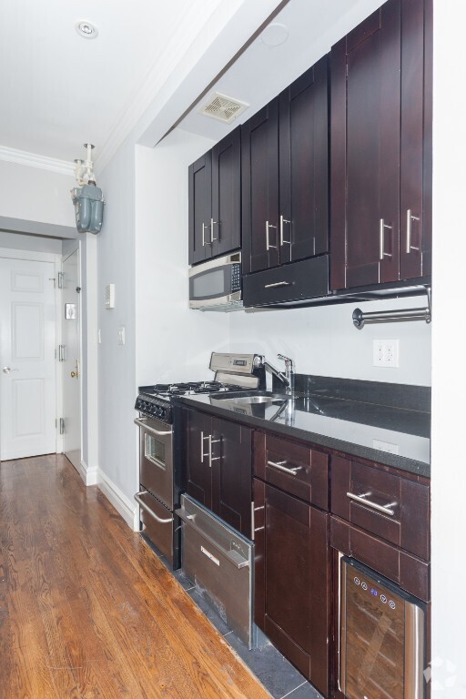 Building Photo - 250 Mott St