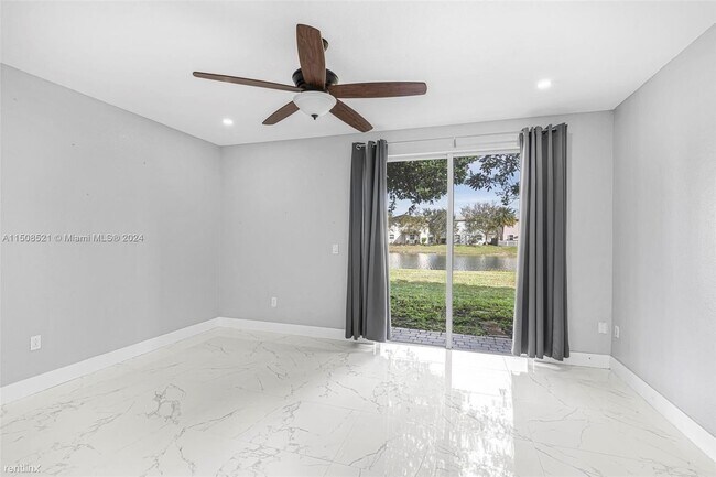 Building Photo - 3 br, 2.5 bath Townhome - 2853 SE 1st Dr