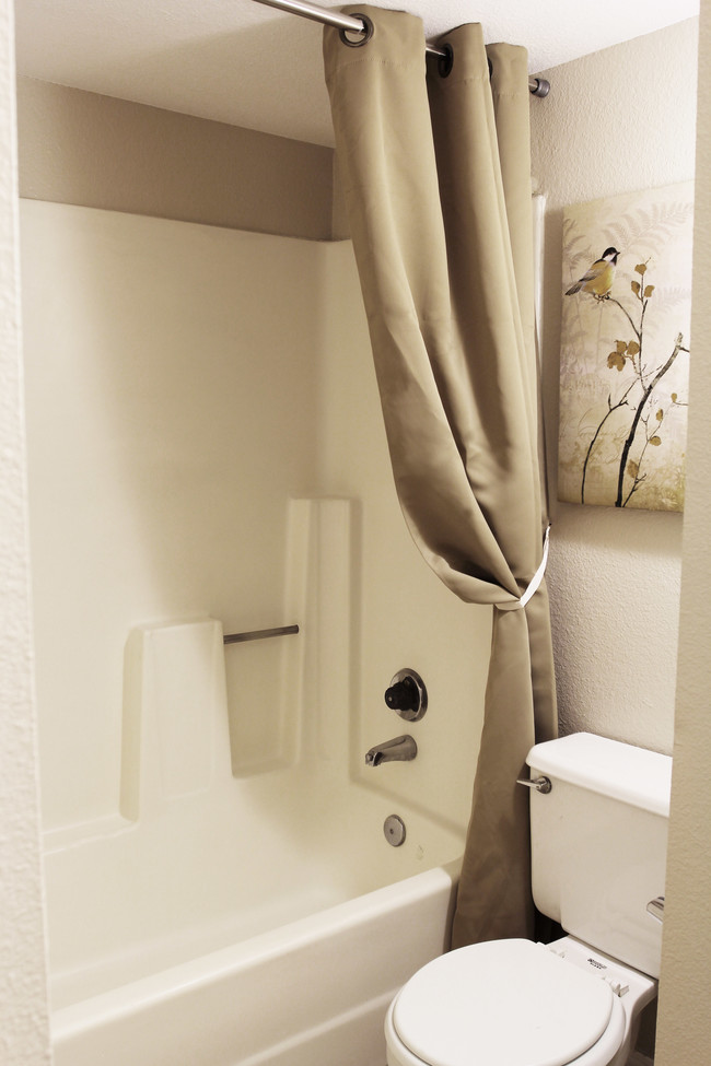 Deluxe Studio Bathroom - Mountain View Square