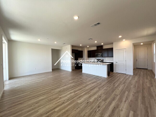 Foto del edificio - New Elk Grove 4bd/2ba Home near Big Horn &...
