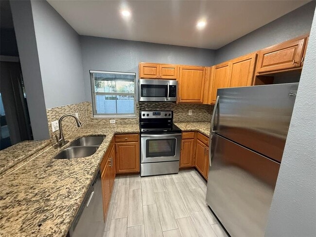 Foto del edificio - 1325 Lyonshire Dr