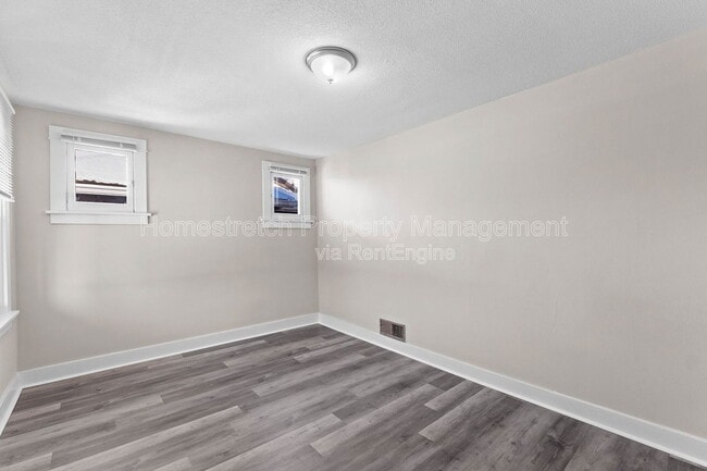 Foto del edificio - 8129 St Charles Ln
