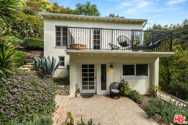 Foto del edificio - 1205 N Beverly Glen Blvd