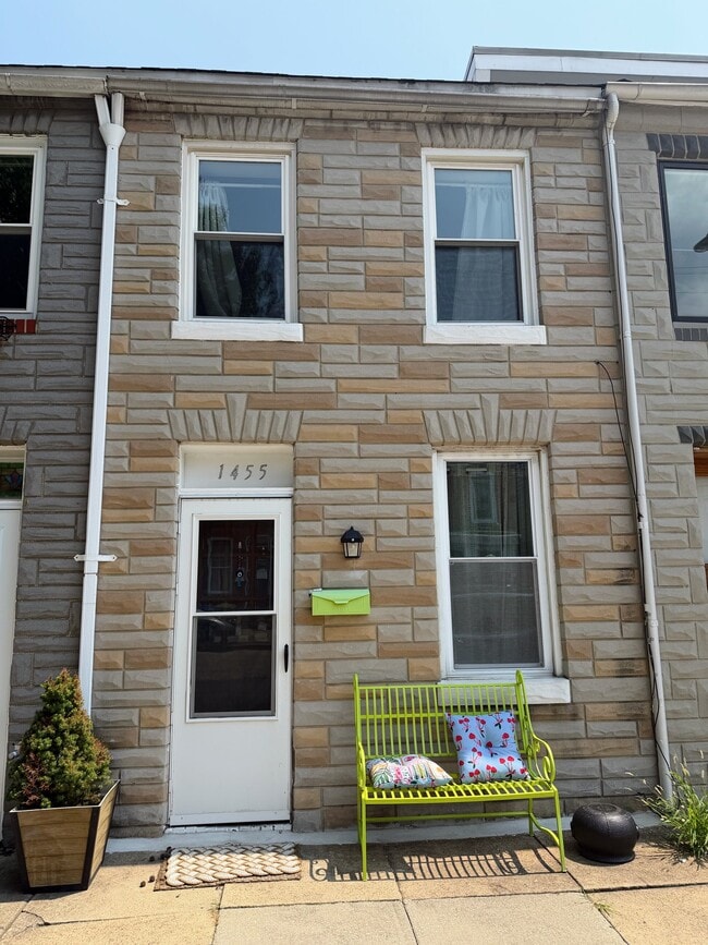 Building Photo - 1455 Hull St