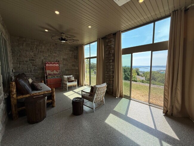 Foto del edificio - FULLY FURNISHED Lake House of the Year, COMING BACK this SUMMER!!!
