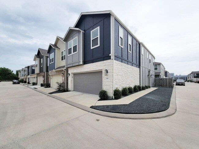 Foto del edificio - A true gem on a quiet corner lot, this spacious and sun-filled home is tucked away from street no...