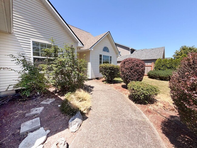 Building Photo - Three Bedroom, Two Bathroom Home in Keizer! ~ O'Neil 7349