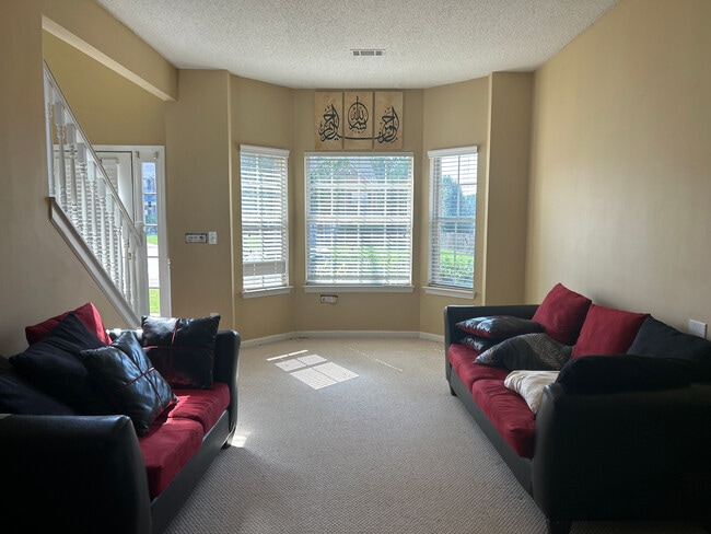 Building Photo - Room in House on Cabana Way