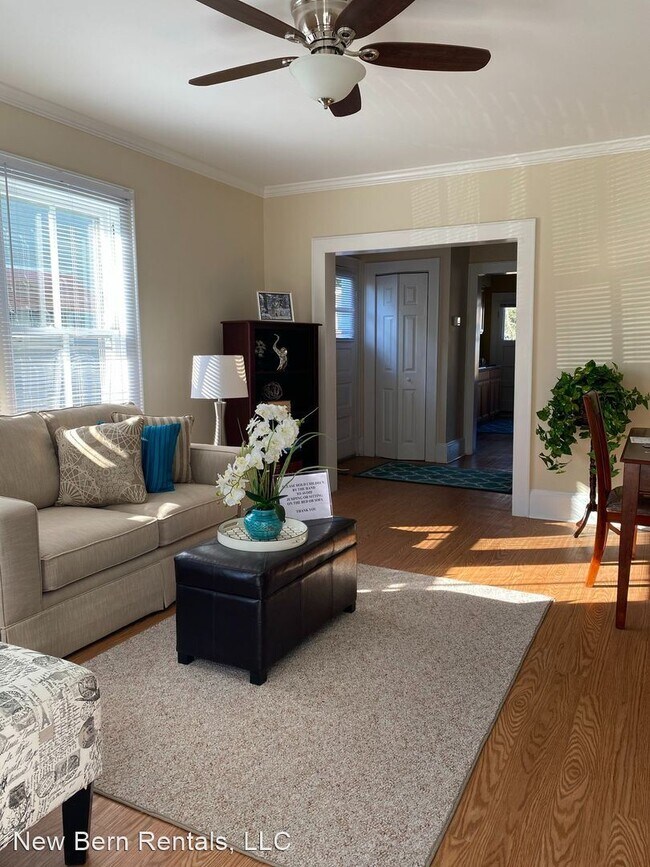 Building Photo - 3 br, 2.5 bath House - 404 Avenue B