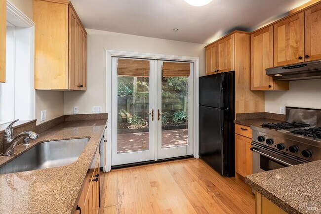 Building Photo - 9 Sunnyside Ave