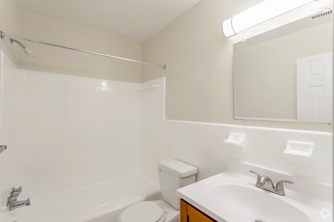 2 BR, 1 BA - 950 SF - 8600 Apartments