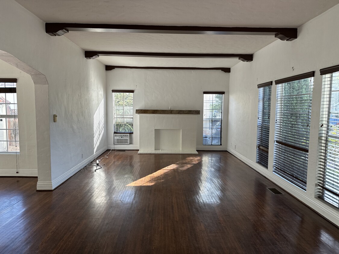 Foto principal - 1600 N Stanley Ave