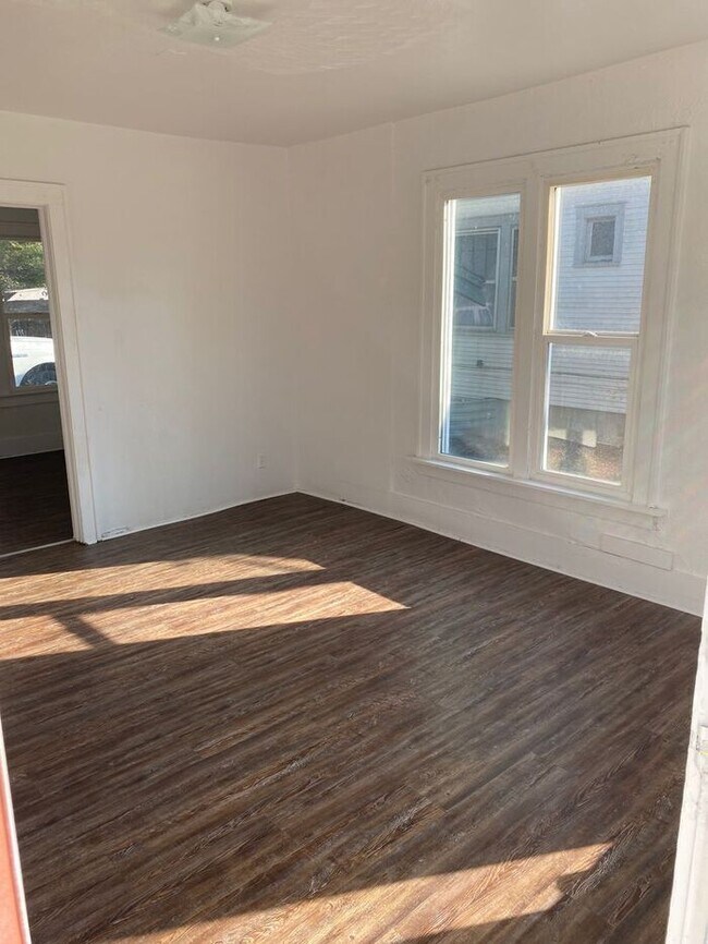 Foto del edificio - 1045 E Center Street -- Studio unit available