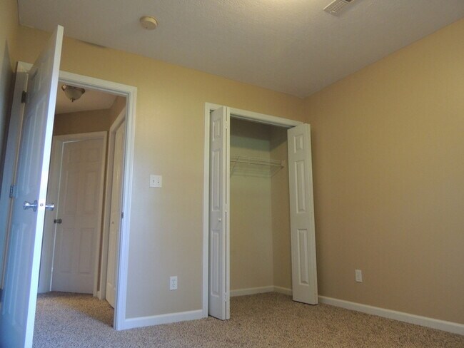 Foto del edificio - 3 Bed, 2 Bath w/ covered porch and patio!