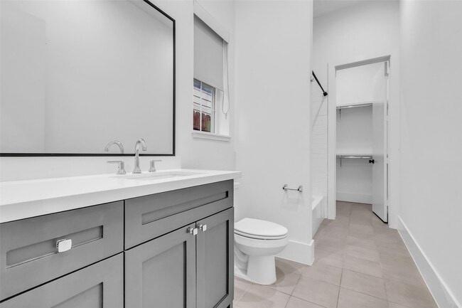 Building Photo - 204 Burr St