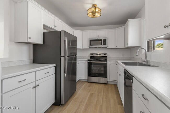 Foto del edificio - 6702 E 3rd St